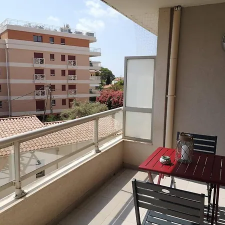 Superbe 2 Pieces Et Terrasse A 5 Min De La 昂蒂布